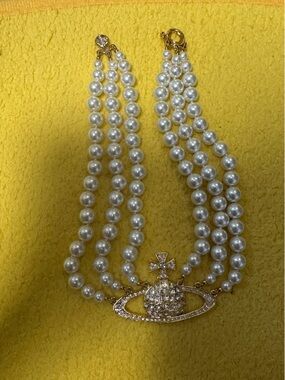 Vivienne Westwood three strand pearl choker in gold crystal